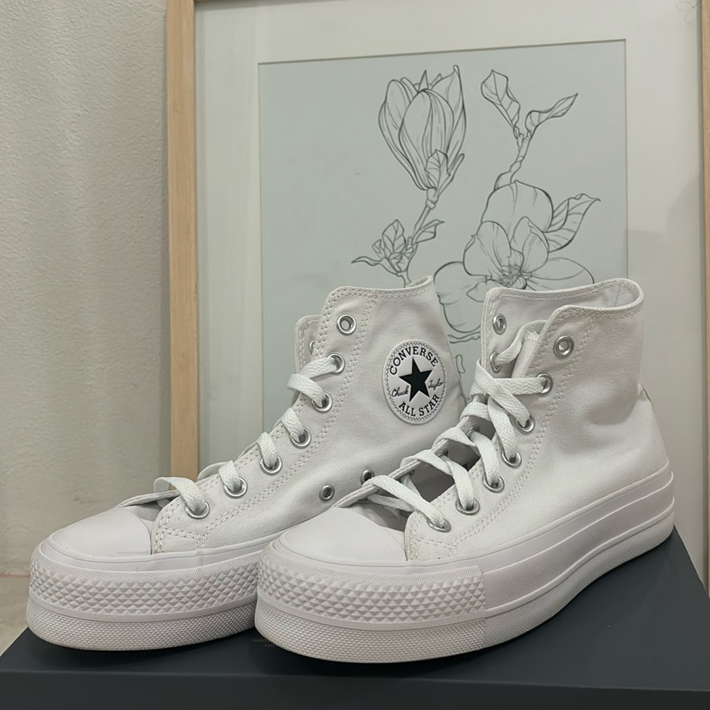 Converse All Star original for women 6.5 or men size 4.5